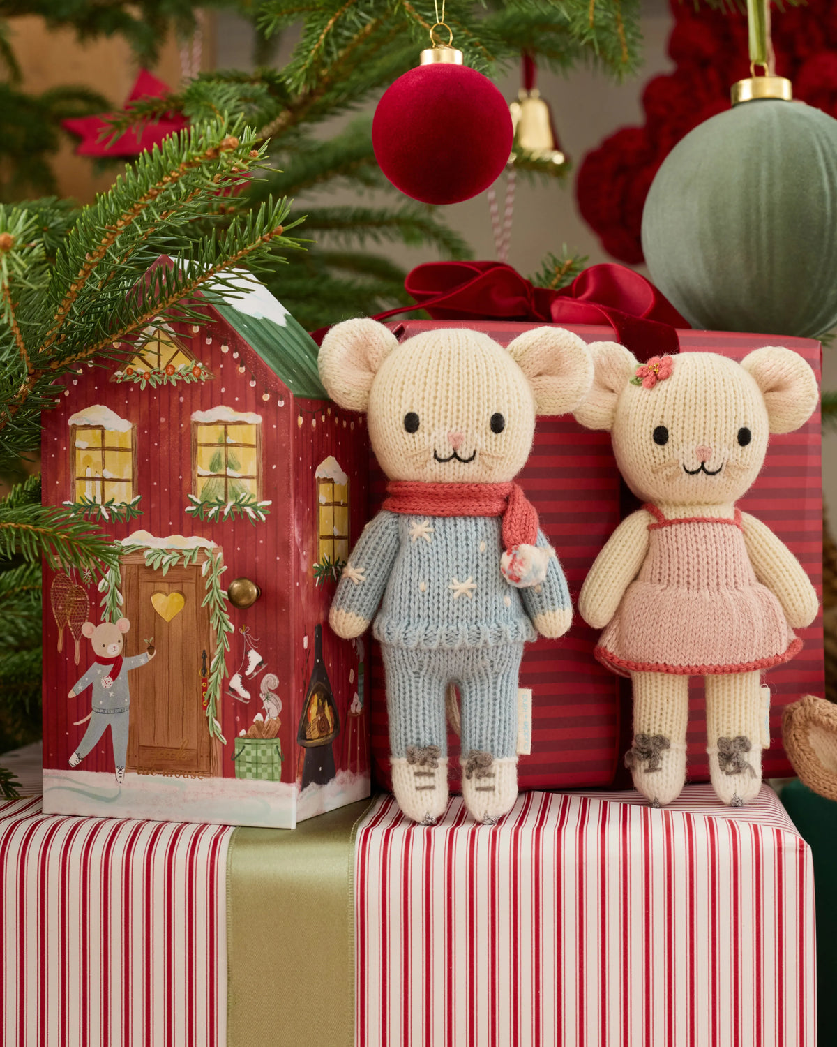 Tiny festive mouse family