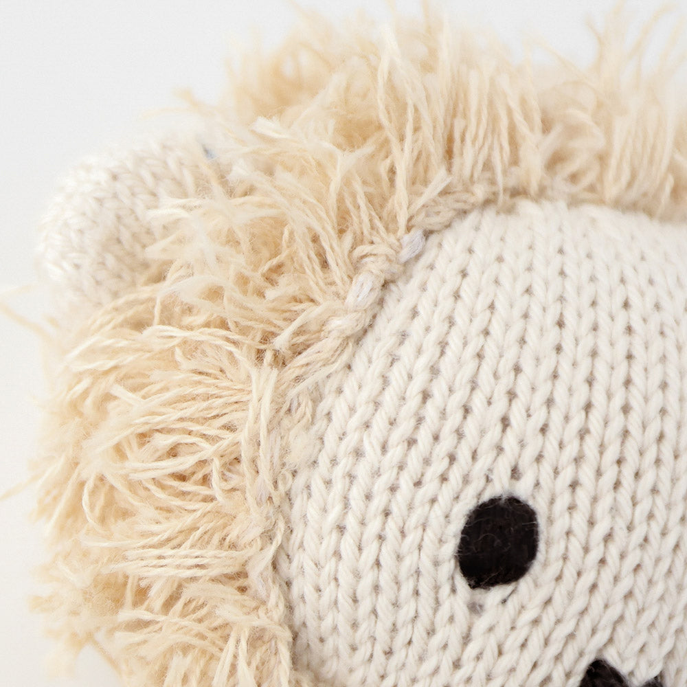 A close up showing the hand-knit details on baby lion’s mane.