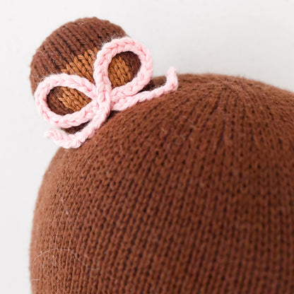 A close-up showing the pink yarn bow on Ivy’s head.